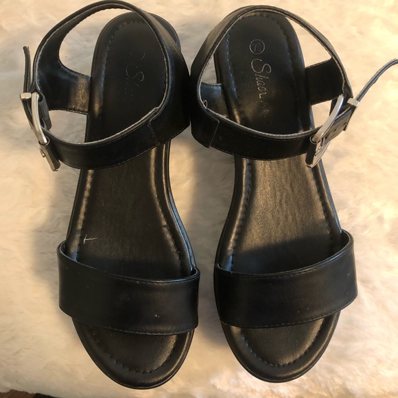 SOLD platform sandals - Picture 3 of 3